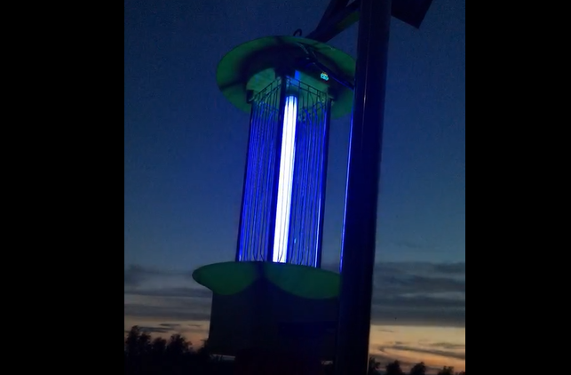 正在殺蟲的云飛太陽能殺蟲燈，夜空中最亮的星